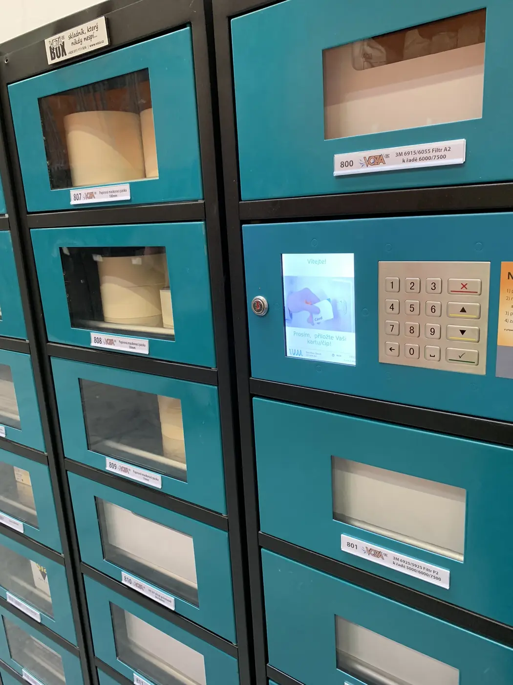 Detail ovládání a výdejních schránek VOZABOX