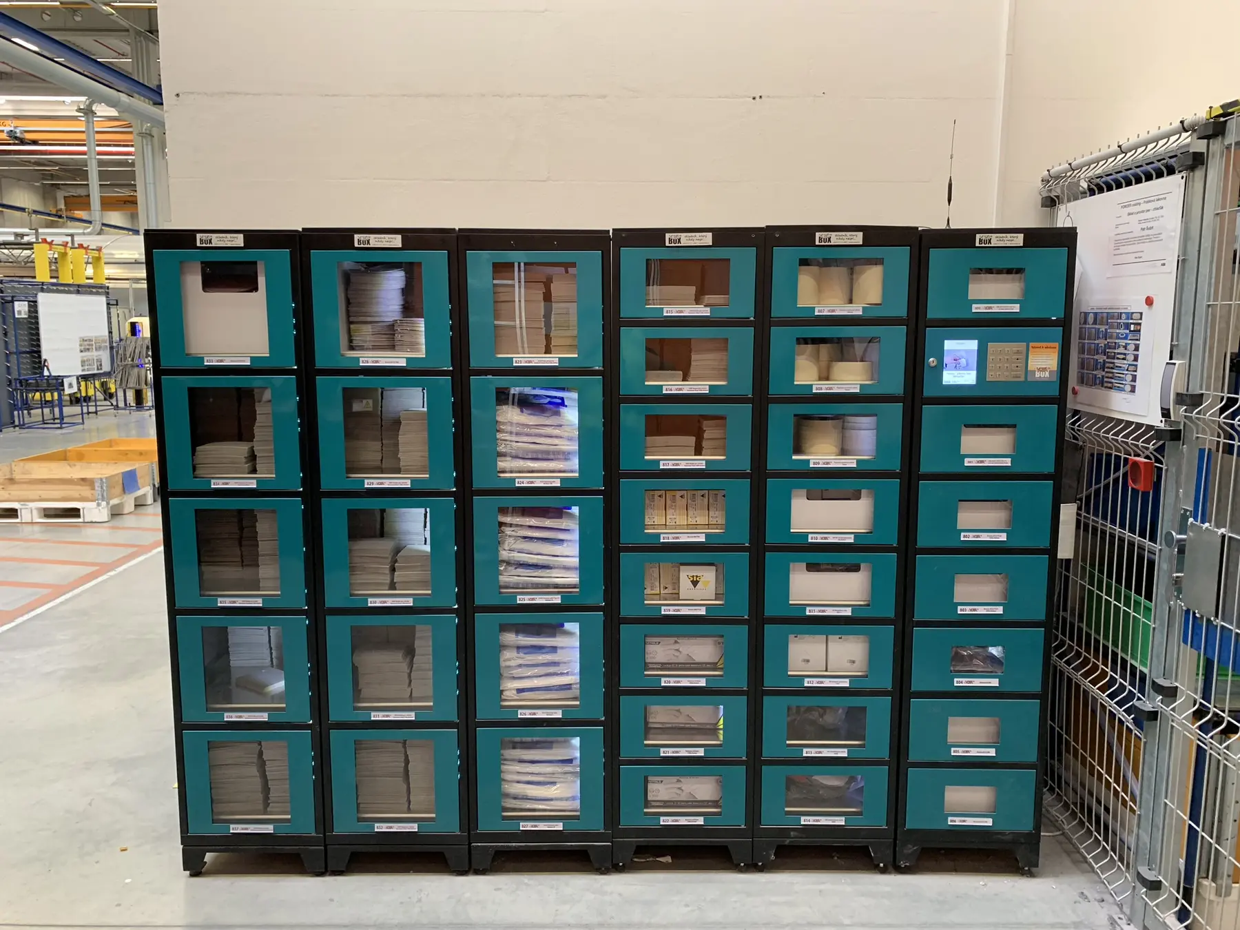 Výdejní automat VOZABOX instalovaný ve výrobním provozu